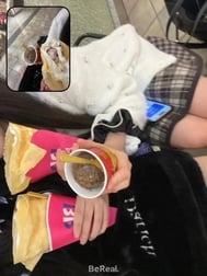 수업에서 가장 인기있는 아이는 학교 건물 뒤에서 사람을 죽였습니다.